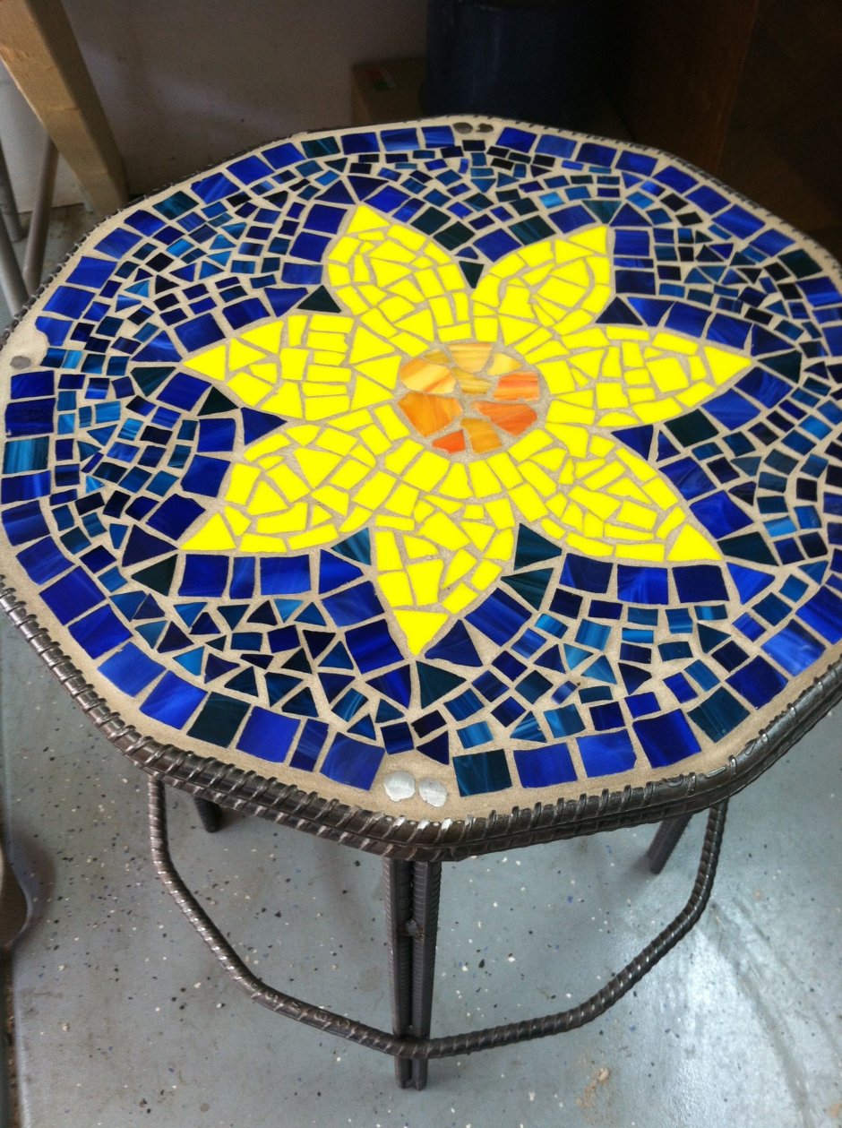 Бетонные столы с мозаикой