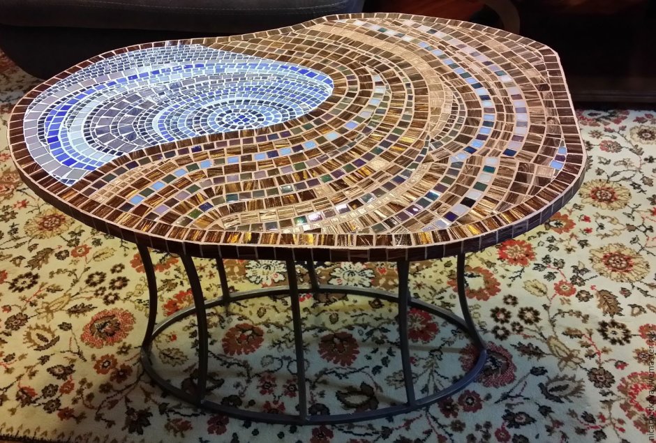 Столик из мозаики