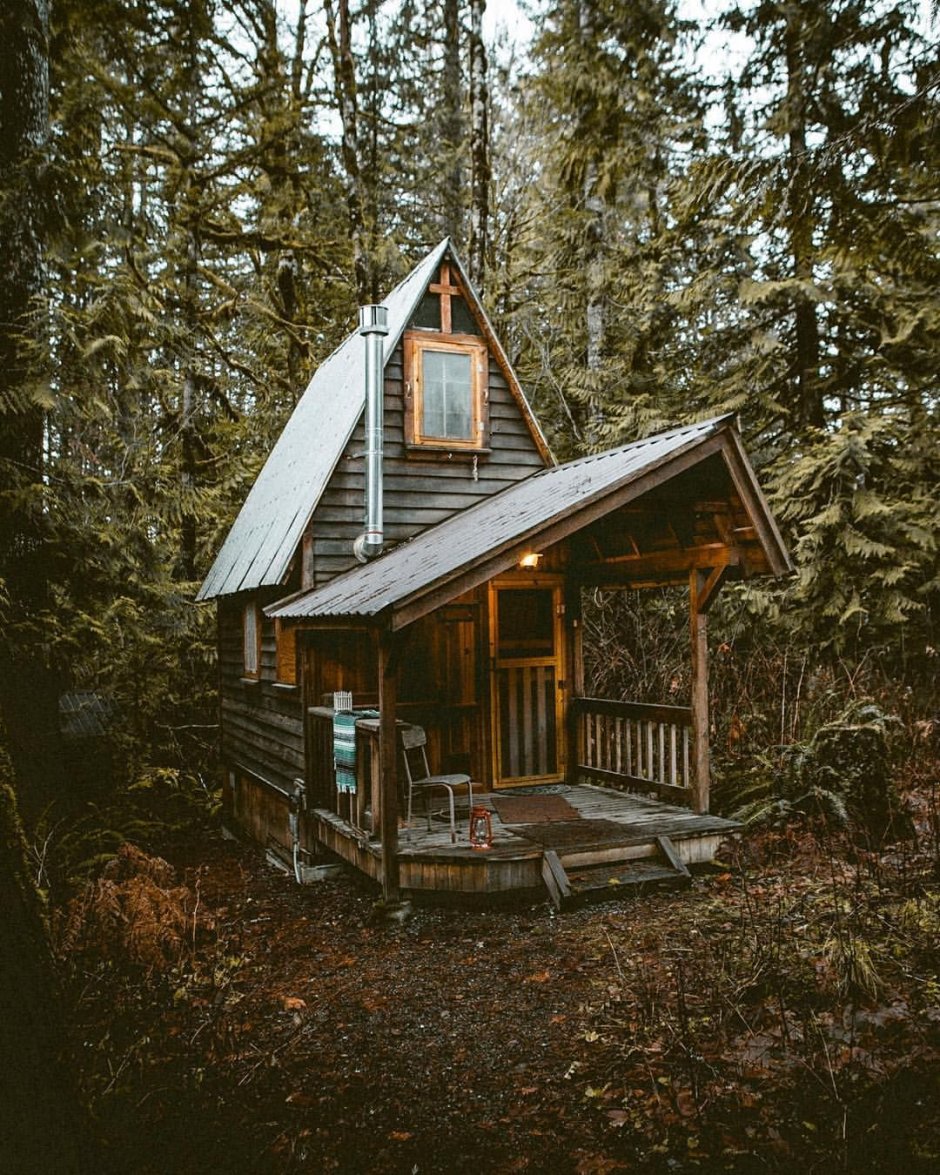 Деревянный маленький домик для коммуникаций