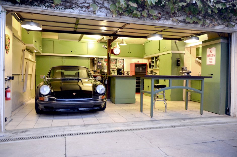 Дизайнерский гараж в частном доме