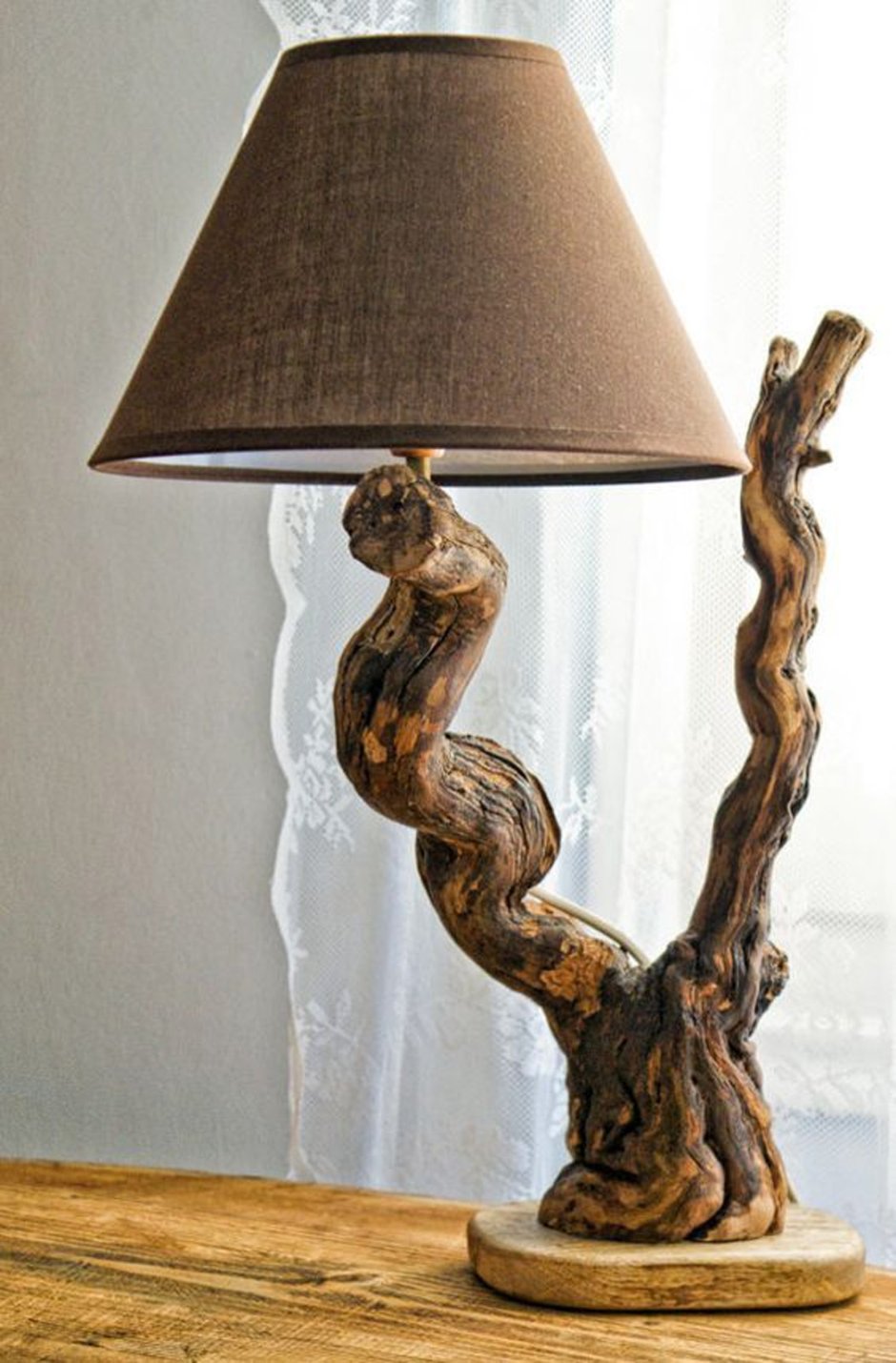 Спиральный светильник из дерева