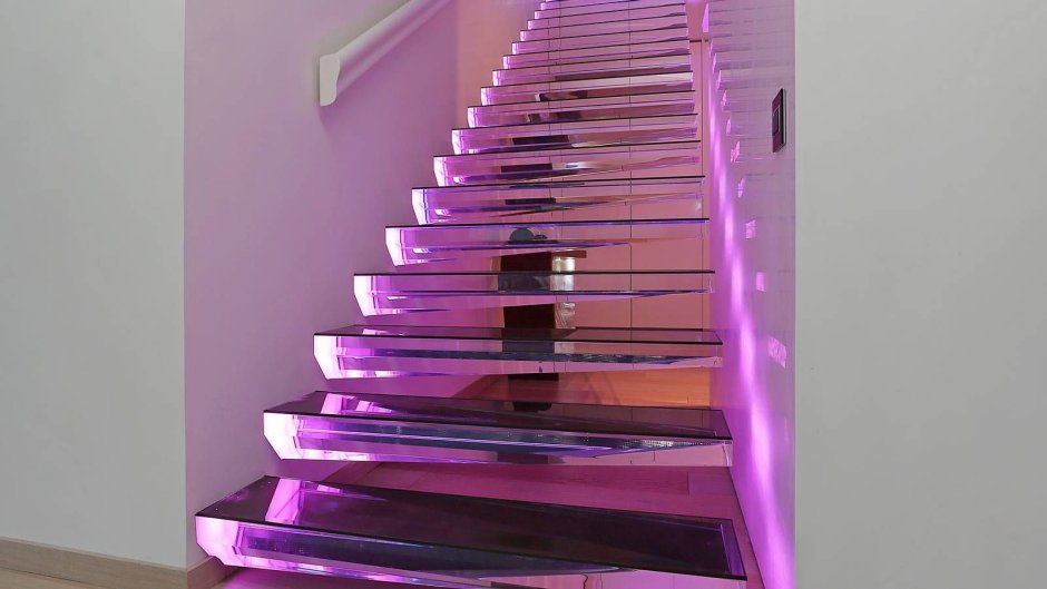 Светодиодная лента на лестнице