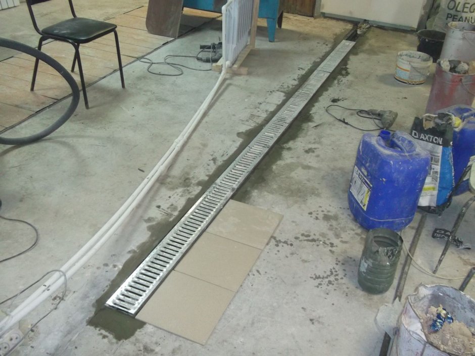 Водоотводные лотки в гараже