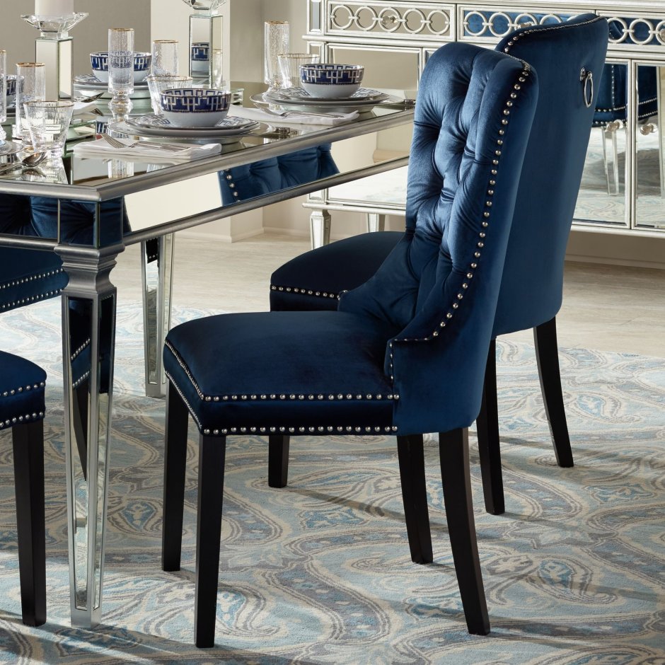 Гостиная с синими стульями