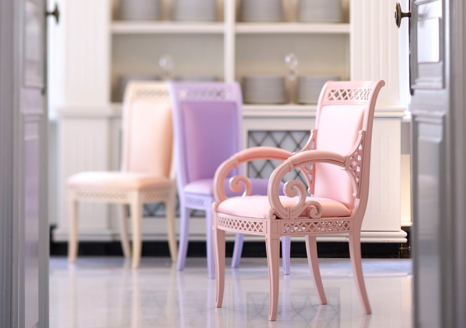 Розовые стулья