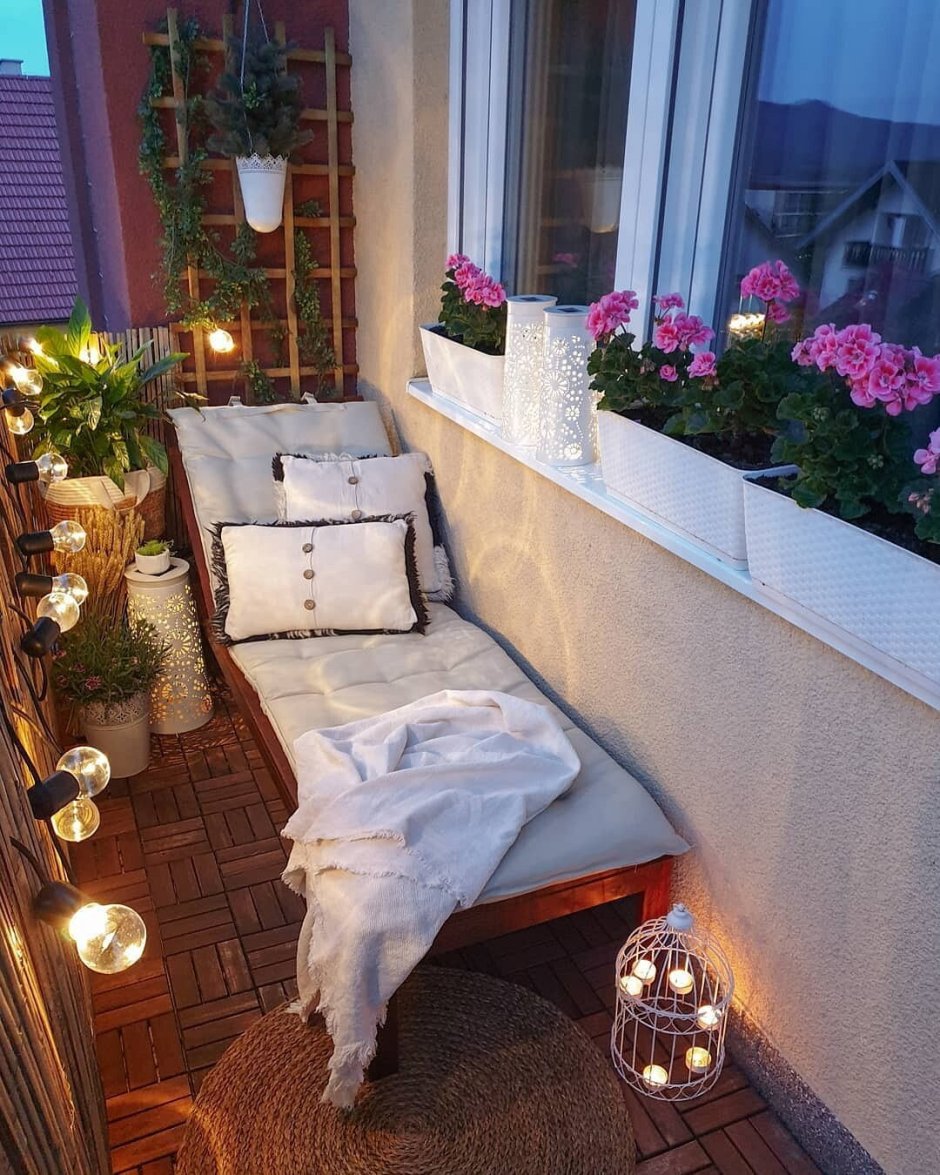 Уютный балкон в хрущевке с цветами