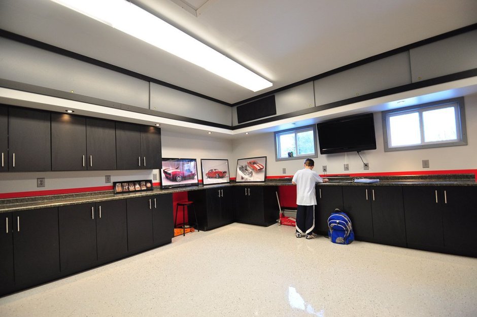 Красно черно белый дизайн гаража