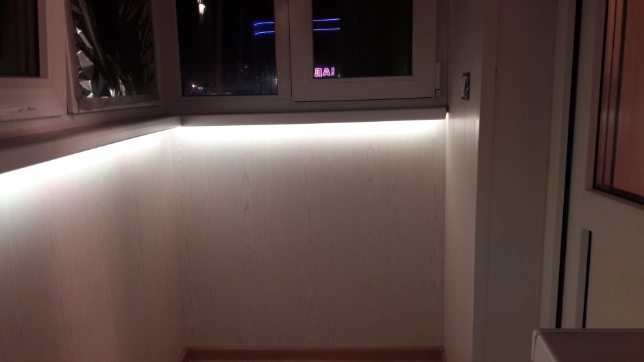 Неоновая подсветка на балконе