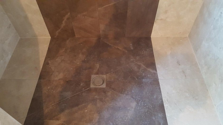 Индийская плитка на пол в ванной с рисунком камни