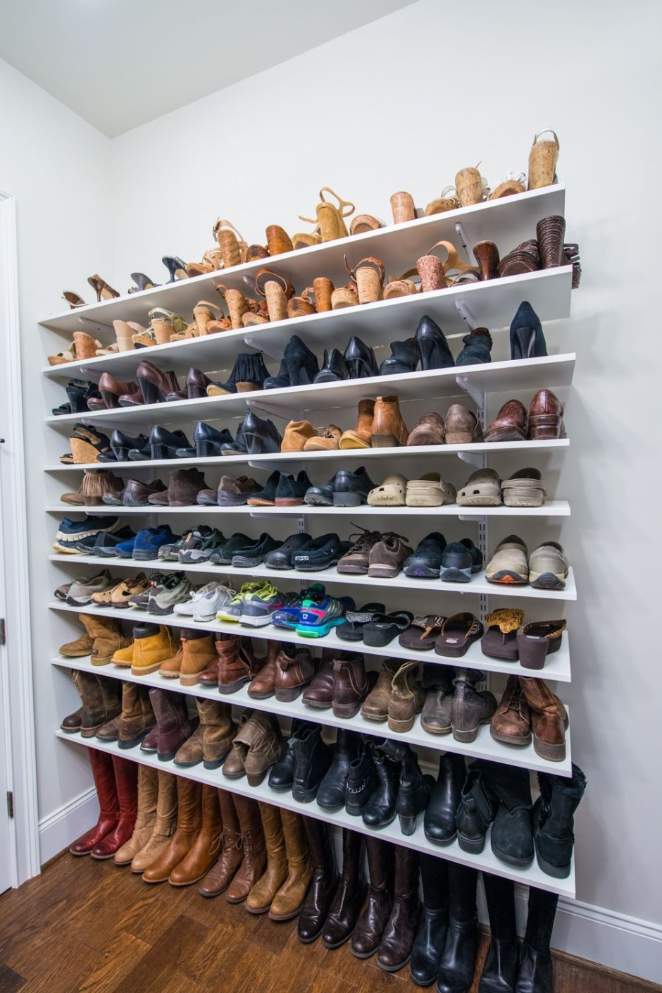 Красивый обувной шкаф в гардеробной