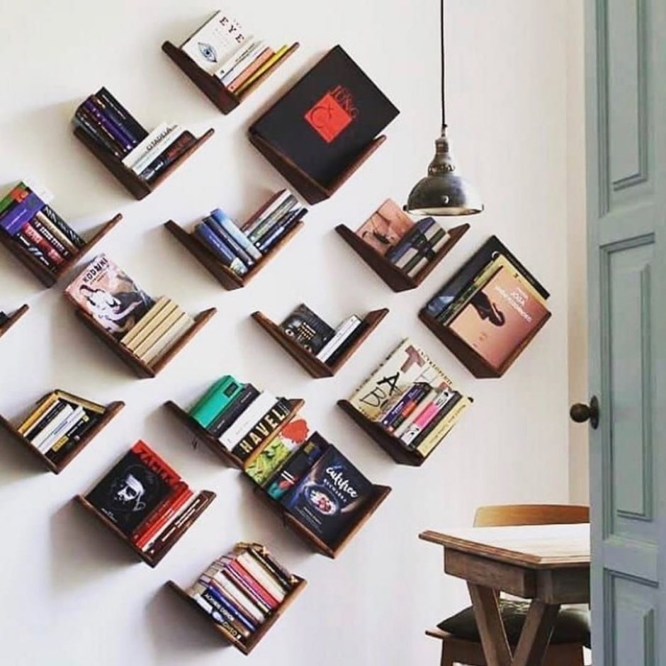 Книжный стеллаж в деревянном доме