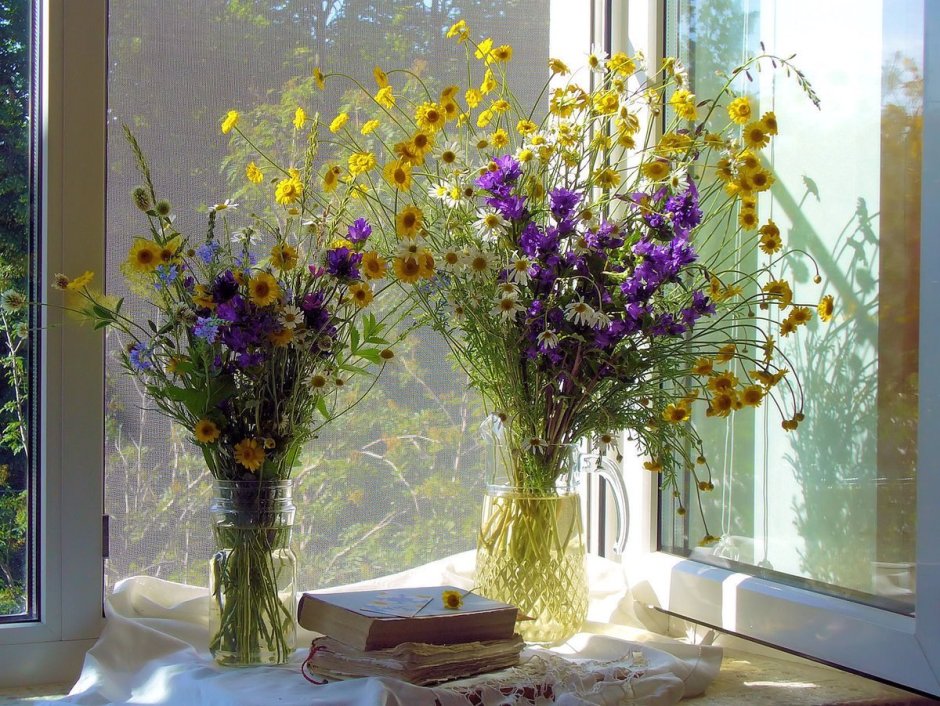 Букет цветов на столе