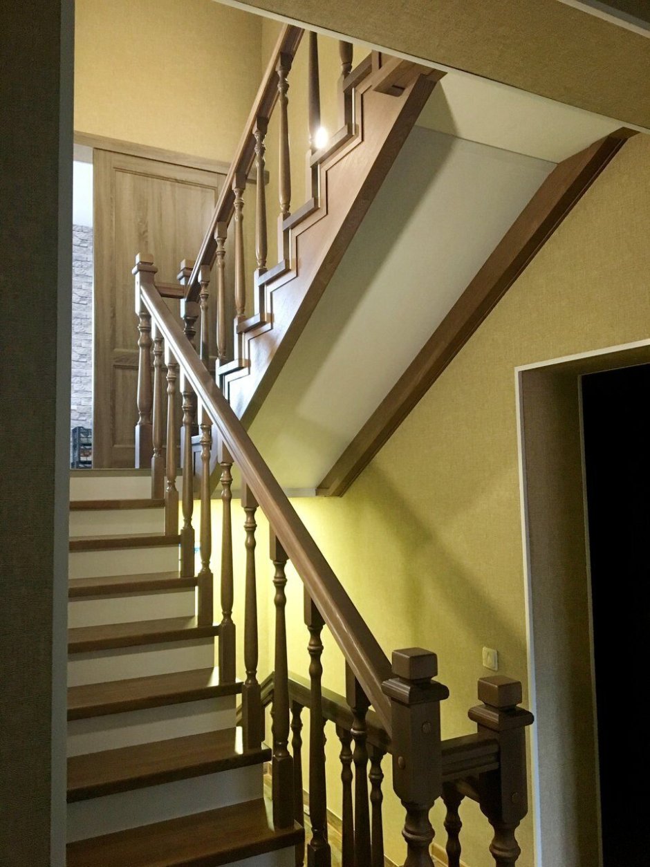 Лестница с поворотными ступенями вид снизу