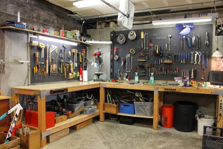 Верстак с инструментами в гараже