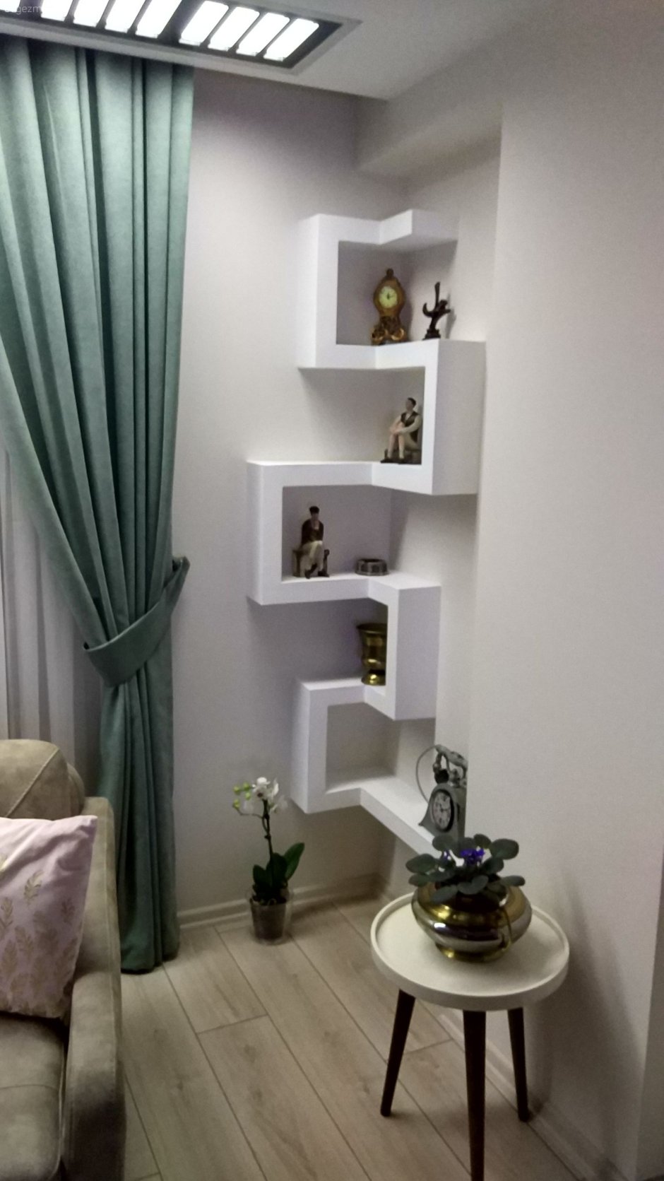 Угловая книжная полка