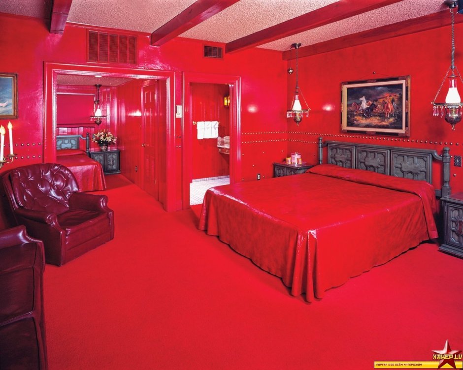 Комната с красными стенами
