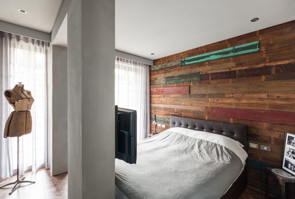 Деревянная стена в спальне лофт