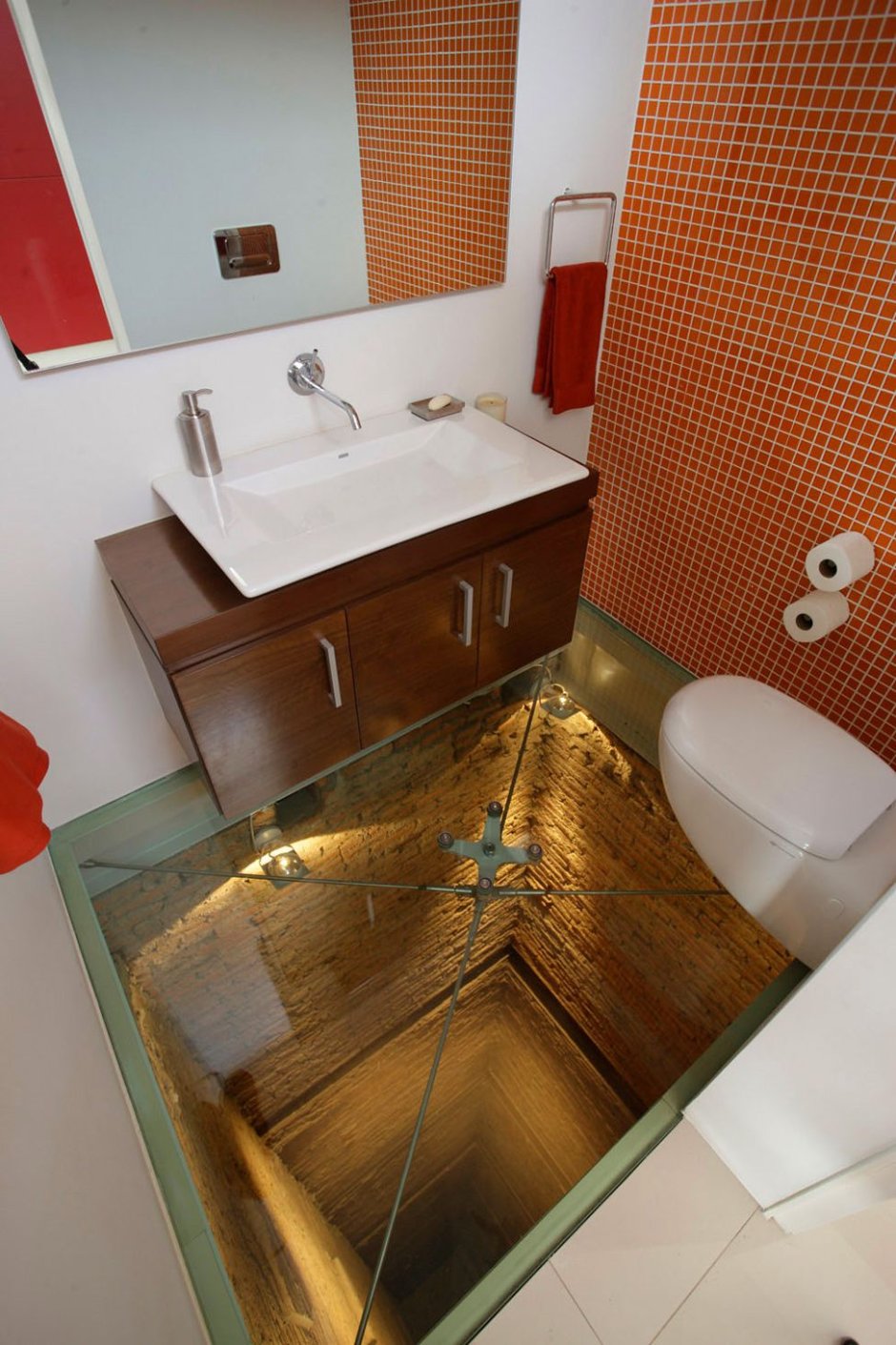 Стеклянный пол в ванной
