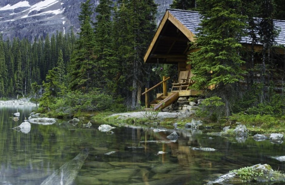 Дом отшельника в лесу у озера