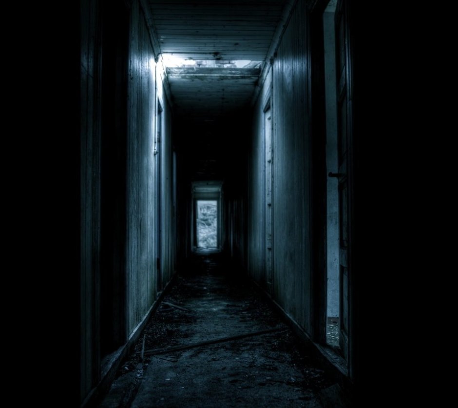 Тёмный коридор с дверью Эстетика