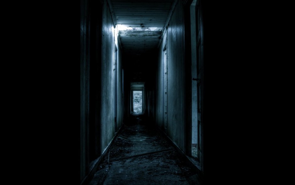 Темные стены в коридоре