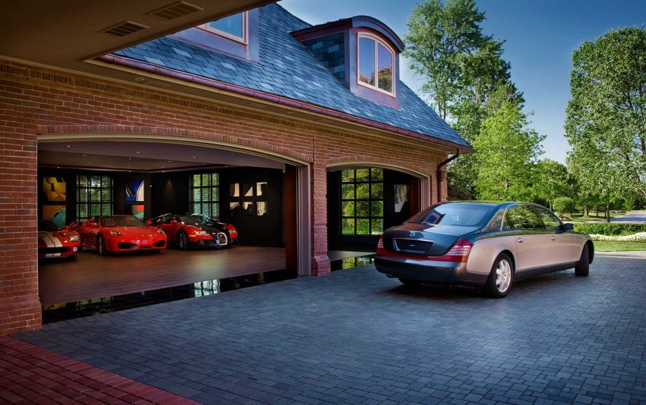 Красивый гараж на берегу моря