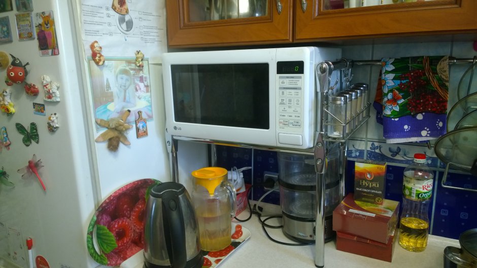 Кухонный уголок и микроволновка