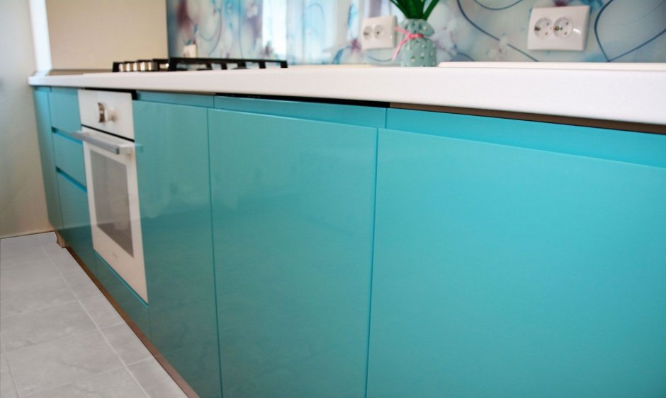 Бирюзовая кухня с интегрированной ручкой