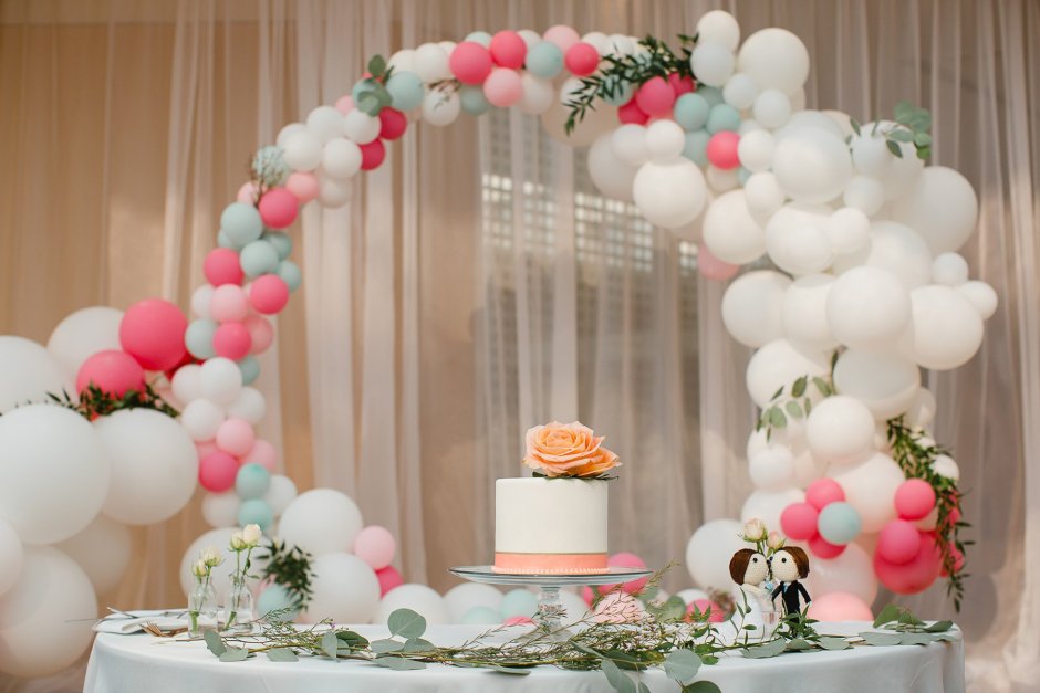 Как украсить шарами зал на золотую свадьбу