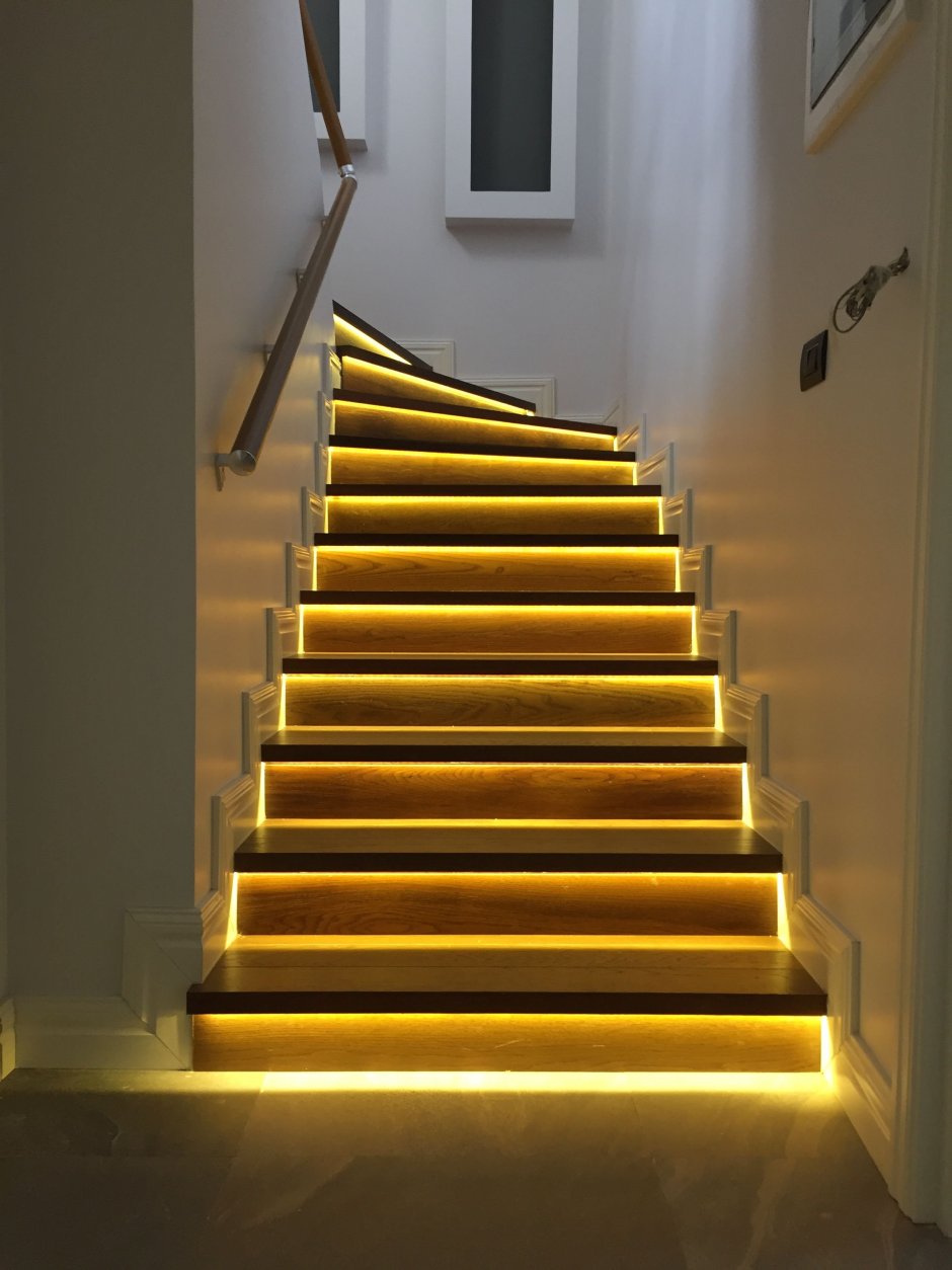 Дизайнерское освещение лестницы в доме