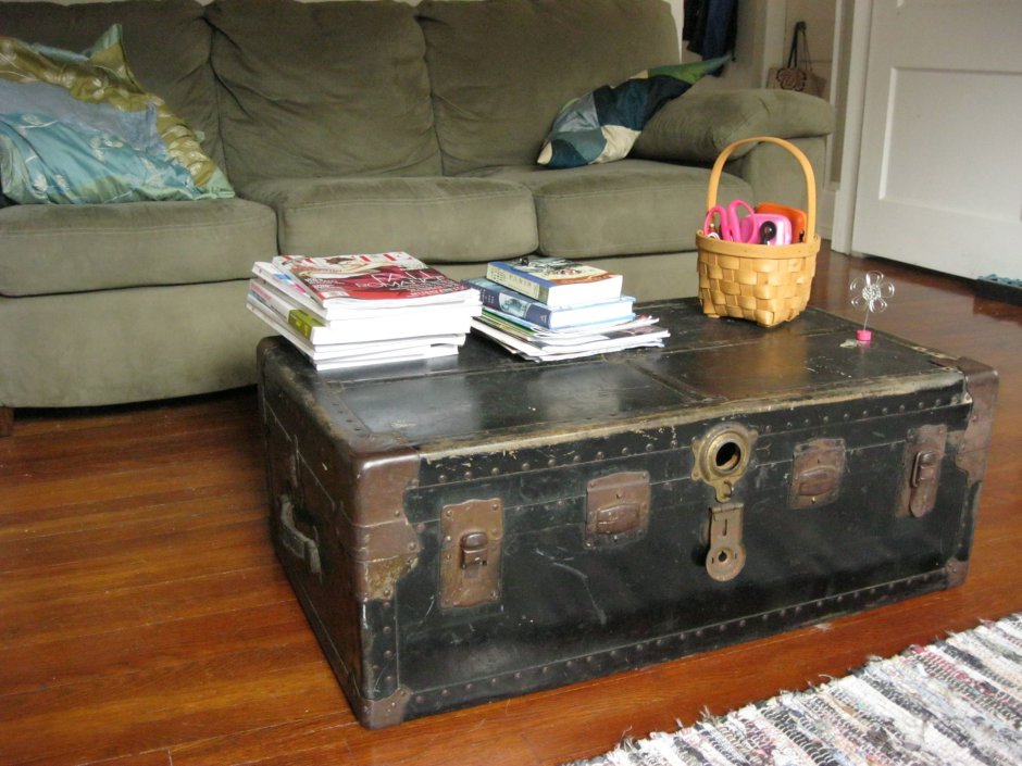 Столик из старых чемоданов