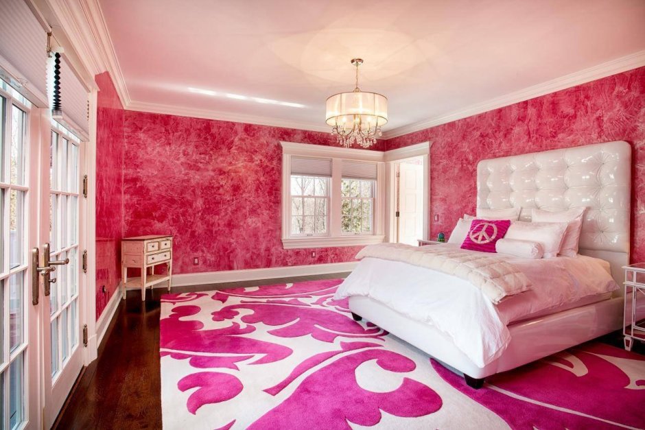 Розовая люстра в интерьере спальни
