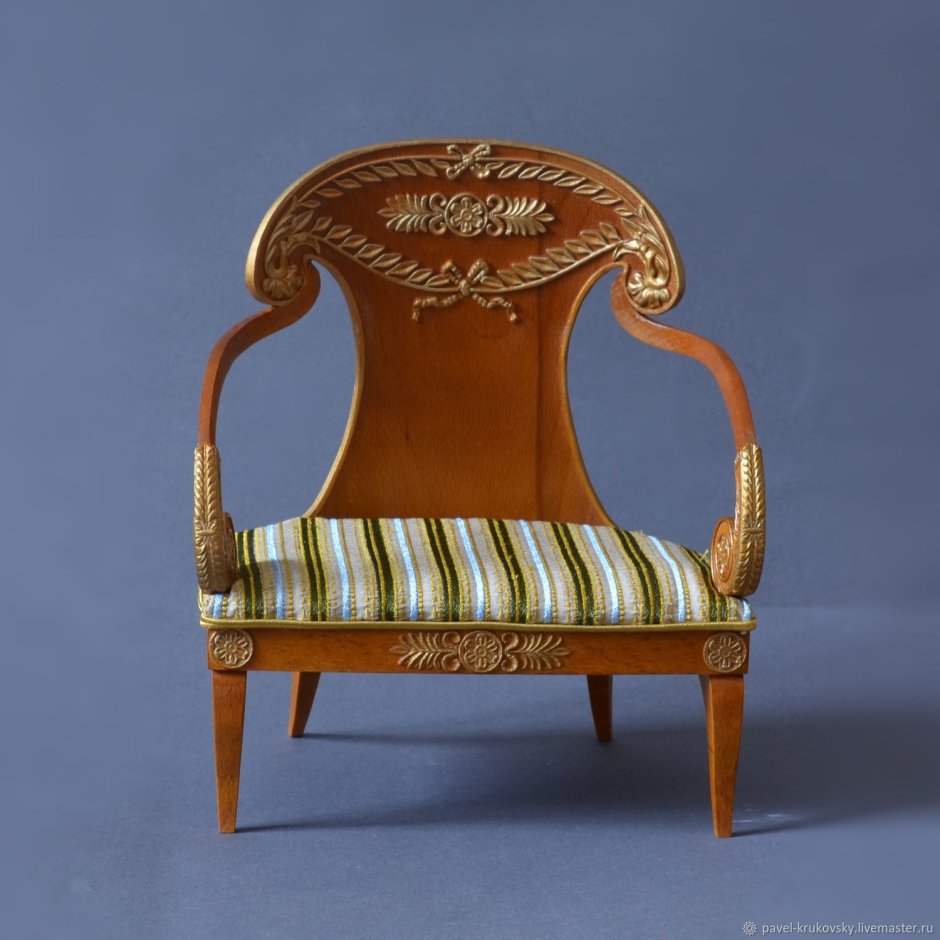 Кресло в античном стиле