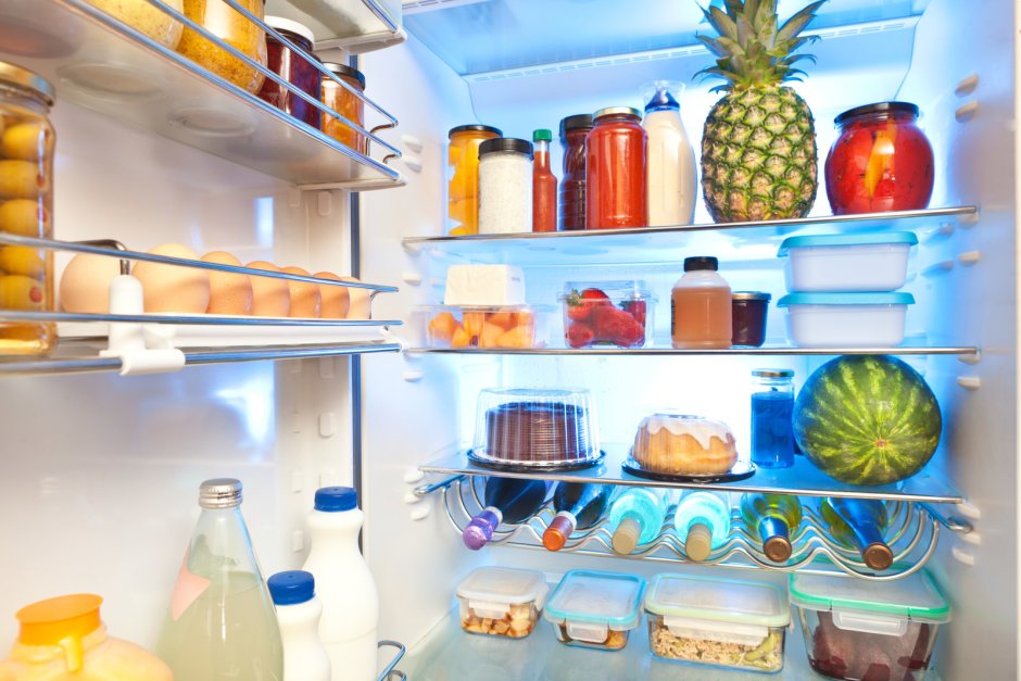 Морозильник холодильника с продуктами