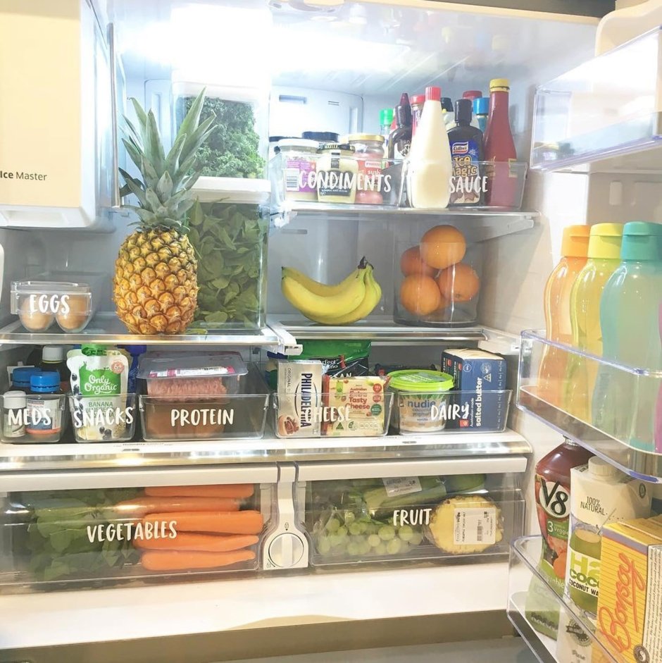 Открытый холодильник с едой