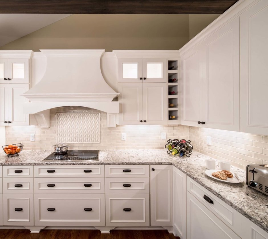 Кухни в частном доме белые с мраморной столешницей