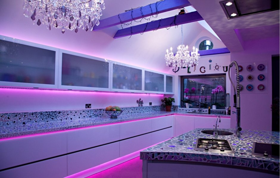 Кухня в белых тонах с фиолетовой подсветкой