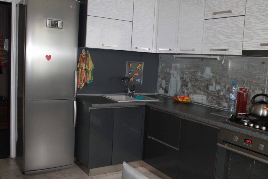 Кухня с серым холодильником