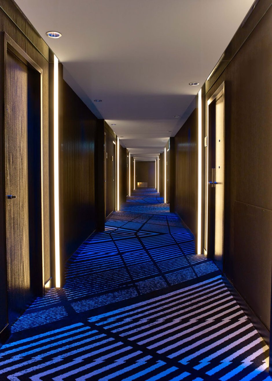 Необычное освещение в коридоре