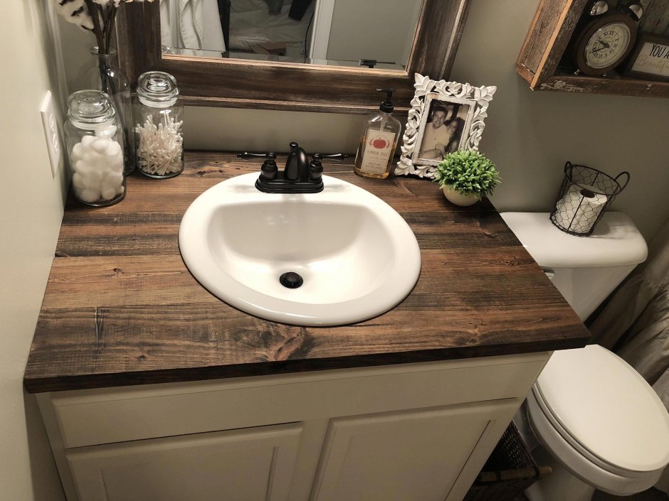 Раковина с деревянной столешницей в ванную комнату