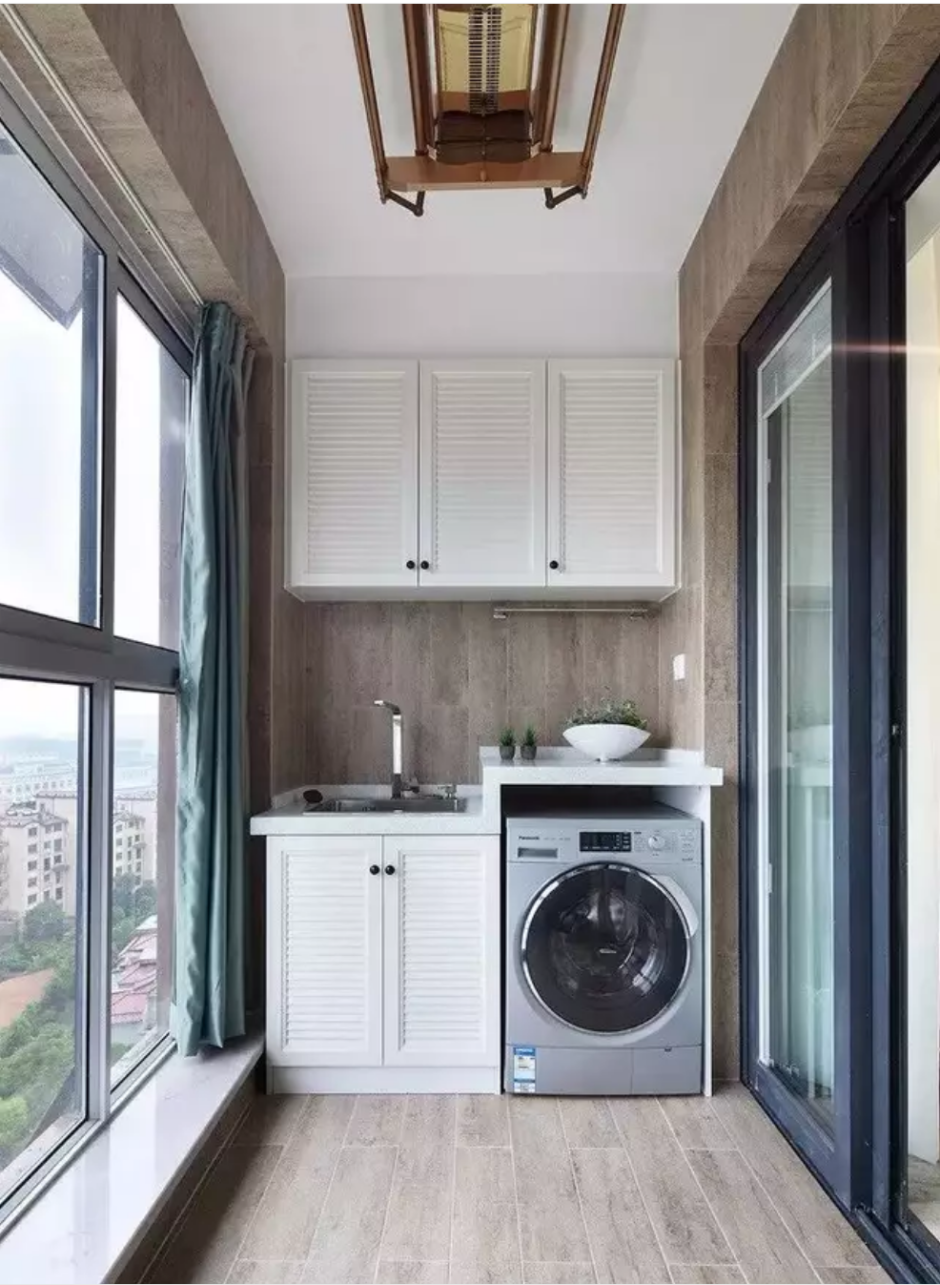 Узкая туалетная комната со стиральной машиной