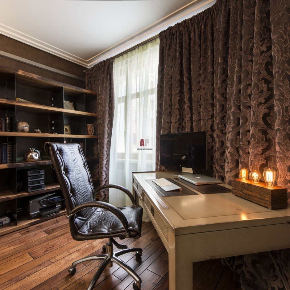 Интерьер кабинета в темных тонах