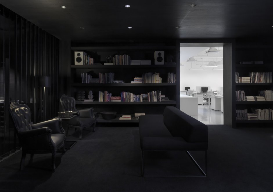 Темный интерьер офиса