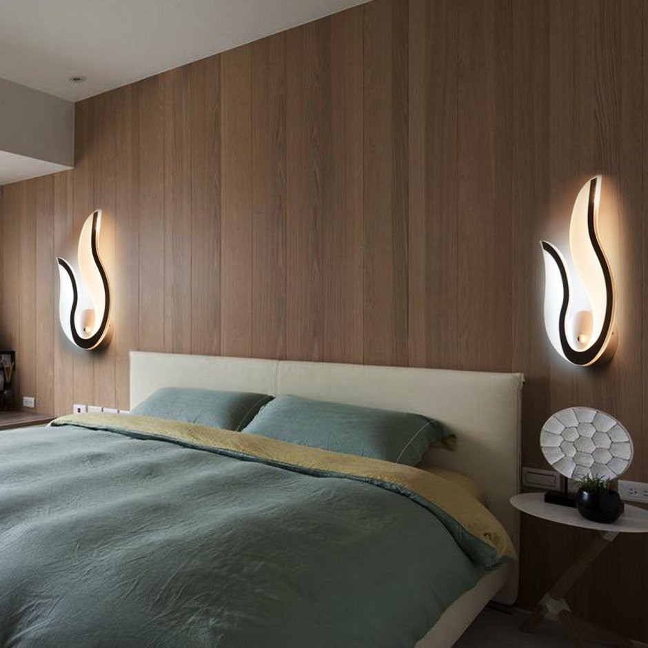 Потолочные светильники над кроватью