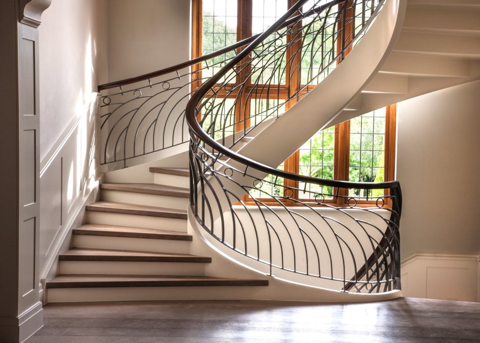 Деревянная лестница со стеклянными перилами