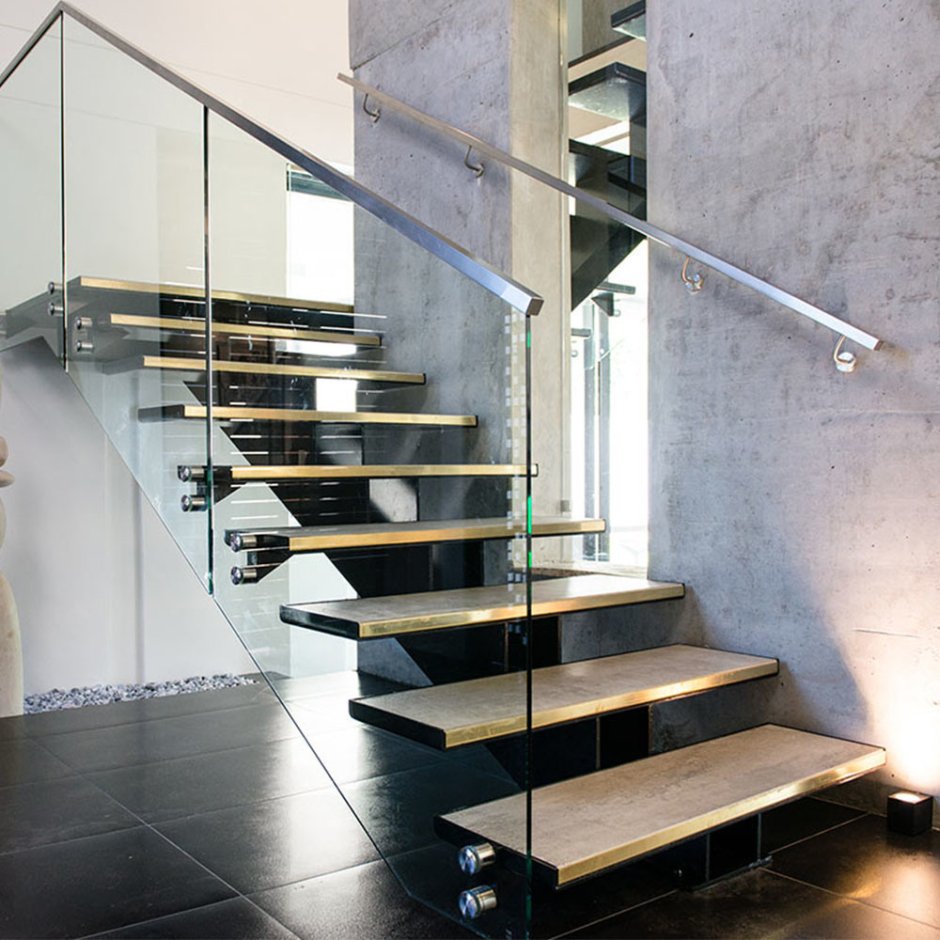 Оригинальные стеклянные лестницы в интерьере квартиры