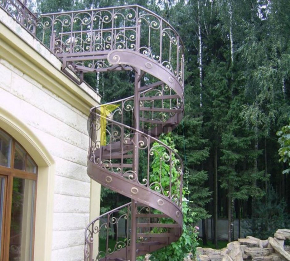 Кованая лестница винтовая на балкон