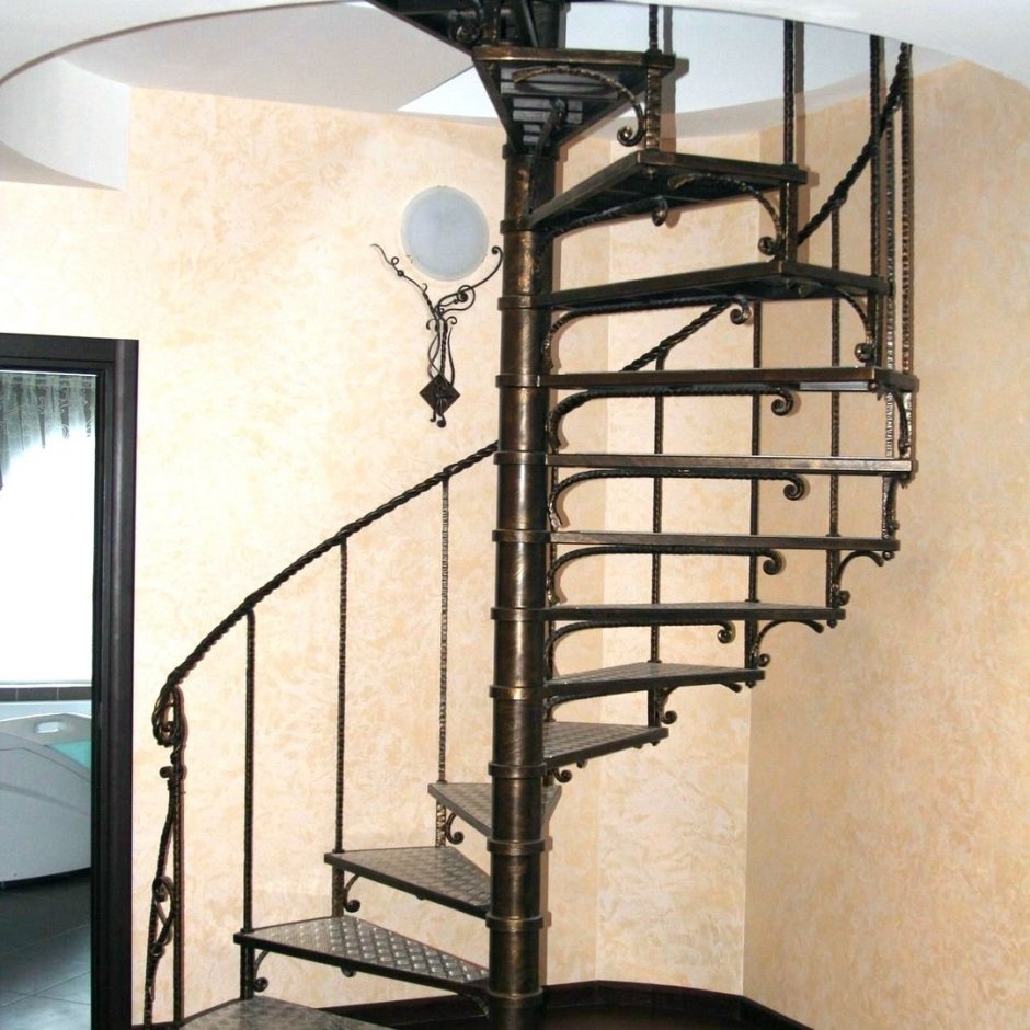 Винтовая лестница металлическая с ковкой сверху
