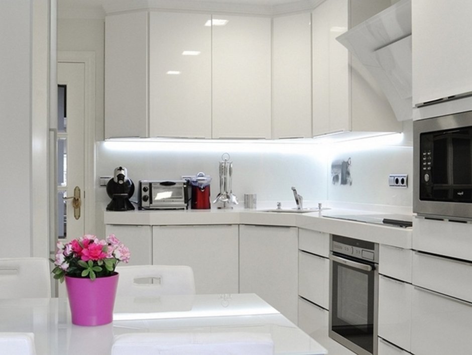 Кухонная мебель белая блестящий