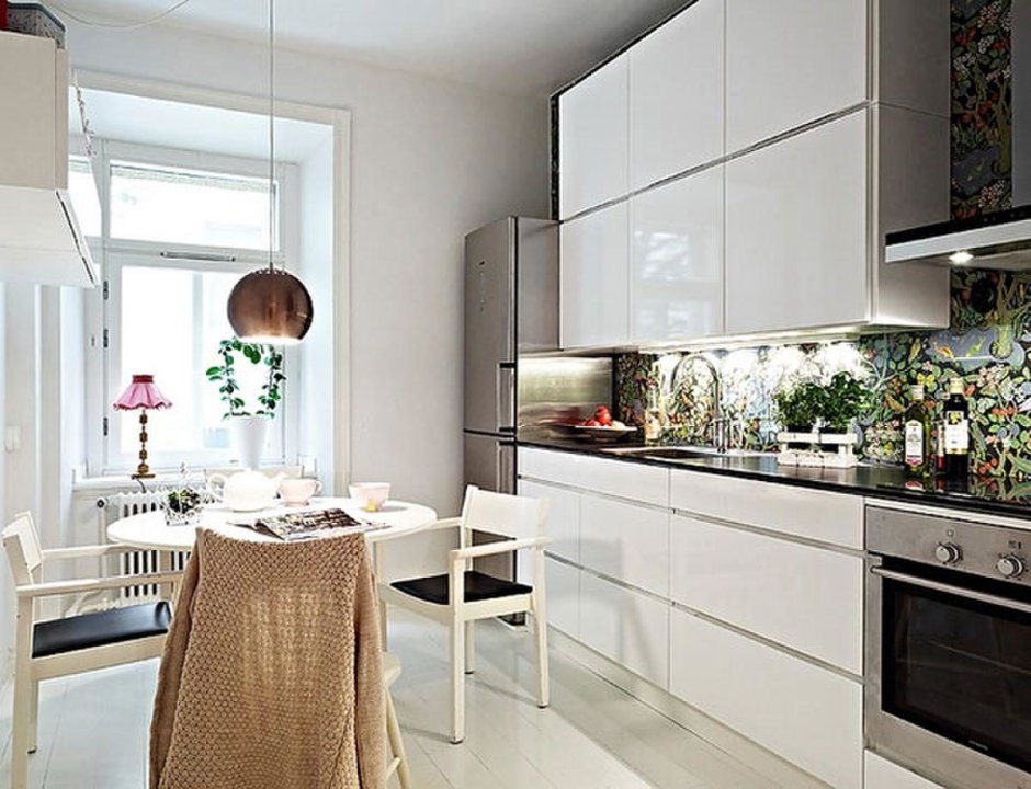 Кухня белая глянцевая угловая с холодильником